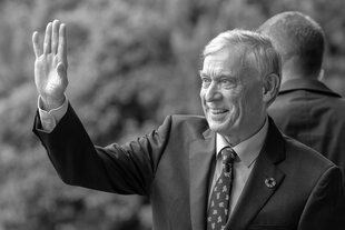 Horst Köhler, ehemaliger Bundespräsident, grüßt mit erhobener Hand