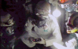 Feuerwehrleute mit Masken unterhalten sich während des Einsatzes in Fukushima