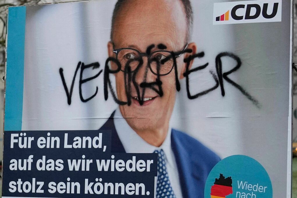 Ein CDU Wahlplakat. Merz' Gesicht ist mit dem Wort "Verräter" übersprüht