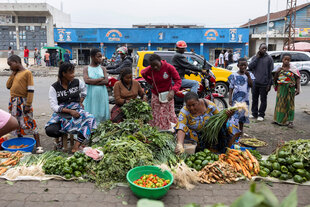 Frauen auf einem Straßenmarkt mit Gemüse