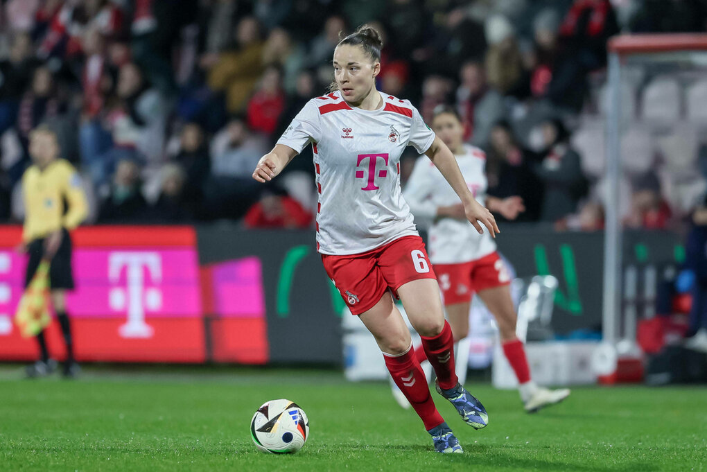 Spielerin von Köln am Ball