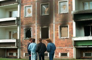 Nach dem Brandanschlag: Das Sonnenblumenhaus in Rostock-Lichtenhagen 1992