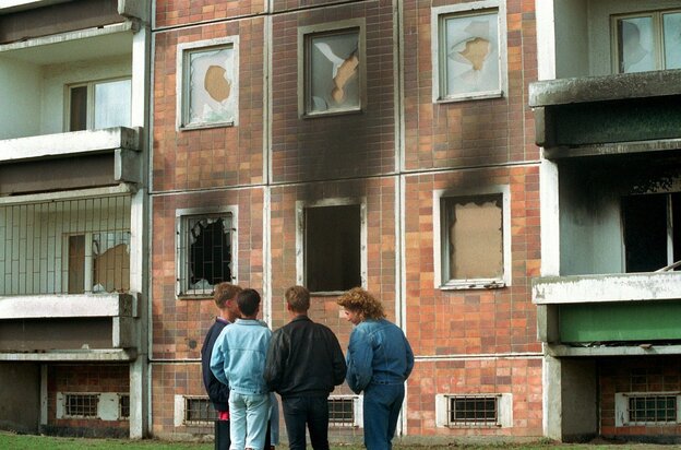 Nach dem Brandanschlag: Das Sonnenblumenhaus in Rostock-Lichtenhagen 1992