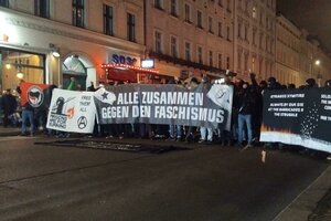 Antifas posieren auf der Oranienstraße