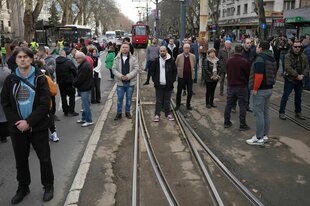 Menschen blockieren eine Straße in Serbien