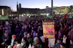 Demonstranten vor dem Stuttgarter Schloss