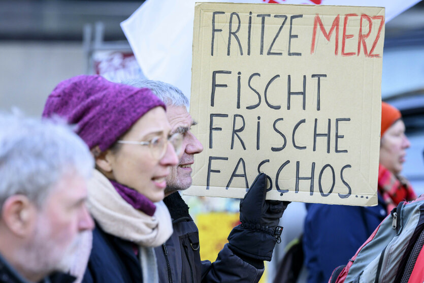 Schild mit de Aufschrift "Fritze Merz fischt frische Faschos"