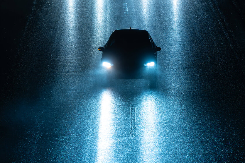 Auto auf dunkler Straße