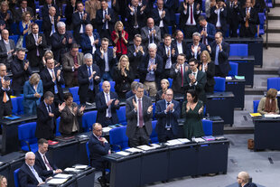 Die Unionsfraktion im Bundestag gibt Friedrich Merz, der in der ersten Reihe sitzt, Standing Ovations