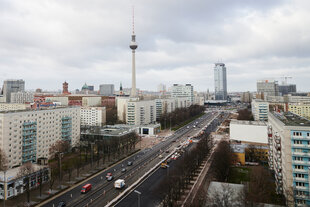 Ein Blick über die Karl-Marx-Allee zeigt viele Wohnungen und den Fernsehturm.