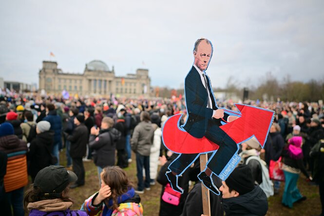 Menschen vor dem Reichstag