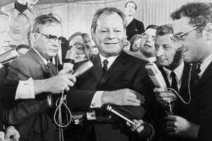 Willy Brandt umgringt von Reportern