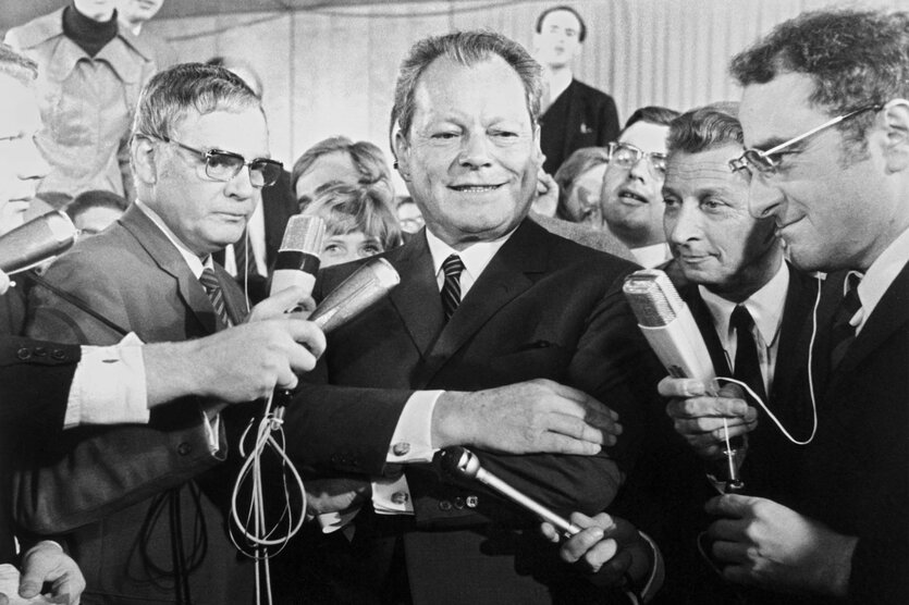 Willy Brandt umgringt von Reportern