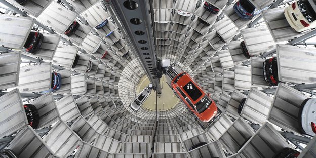 Ein VW wird in den Auslieferungsturm in Wolfsburg geladen.