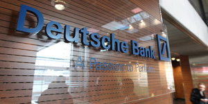 Glaswand mit Aufschrift "Deutsche Bank"
