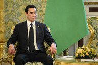 Der turkmenische Präsident sitzt auf einem goldenen Sessel schaut selbstzufrieden