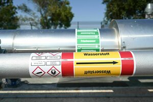 Ein Rohr mit der Aufschrift «Wasserstoff» führt aus einer unterirdischen Speicheranlage des Energiekonzerns Uniper nach oben