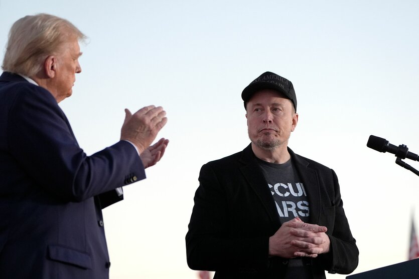 Elon Musk zusammen mit Donald Trump bei einer Veranstaltung im Oktober