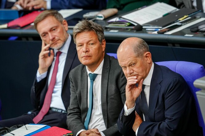 Christian Lindner (l-r, FDP), Bundesminister der Finanzen, Robert Habeck (Bündnis 90/Die Grünen), Bundesminister für Wirtschaft und Klimaschutz, und Bundeskanzler Olaf Scholz (SPD) sitzen nebeneinander