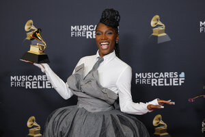 Doechii posiert mit ihren Grammys