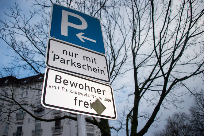 Parkschild vor einem Baum