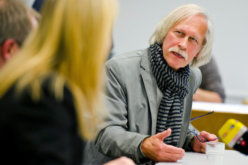 Rolf Gössner diskutiert mit einer blonden Frau