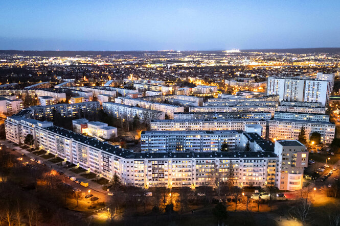 Blick auf eine Plattenbausiedlung bei Nacht