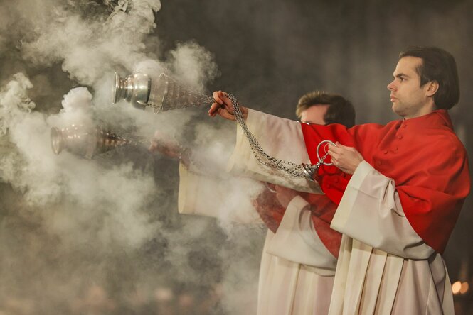 Priester schwenken Weihrauchgefäße