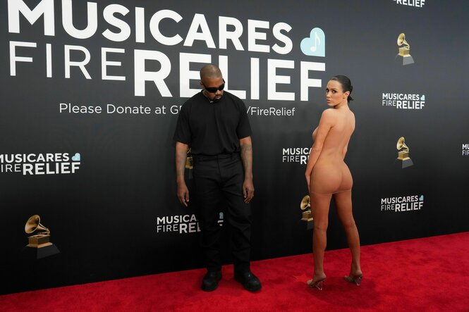 Kanye West und Bianca Censori auf einem Roten Teppich.