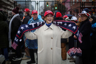 Eine asiatisch aussehende Frau mit Trump-Fanschal