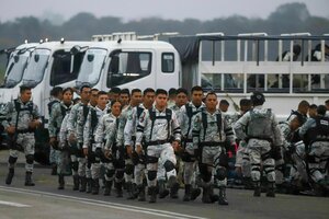 Mexikanische Nationalgardisten bereiten sich auf dem internationalen Flughafen auf das Einsteigen in ein Flugzeug vor