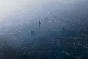 Luftbild von Berlin mit dem Fernsehturm.