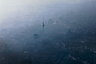 Luftbild von Berlin mit dem Fernsehturm.