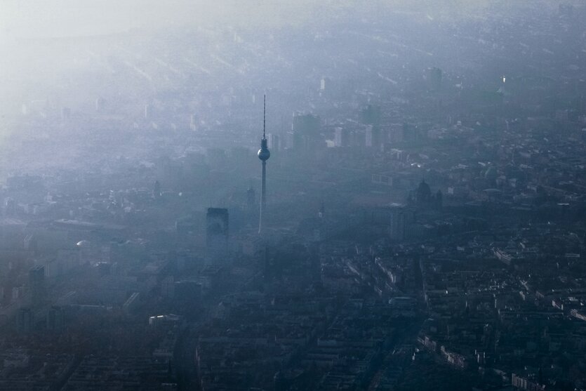 Luftbild von Berlin mit dem Fernsehturm.