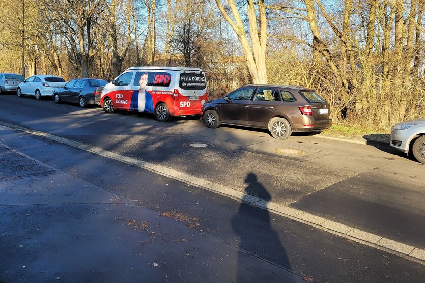 Ein Auto mit dem Konterfei von Felix Döring und dem Logo der SPD steht in einer Parklücke