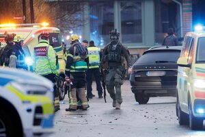 Sicherheits- und Rettungskräfte stehen vor einem Gebäude