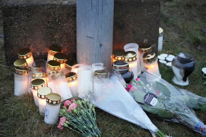 Brennende Grablichter und Blumen an einer behelfsmäßigen Gedenkstätte nach der Tat in Schweden