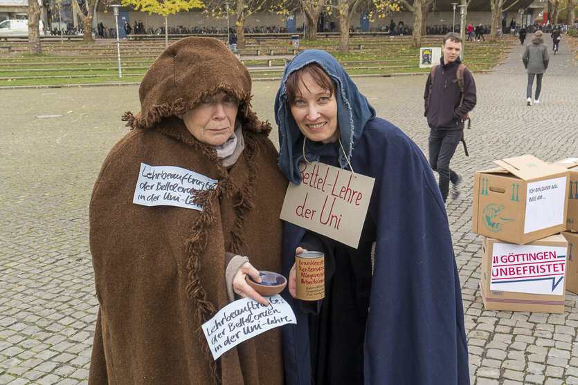 Zwei Frauen verkleidet als Bettelmönche