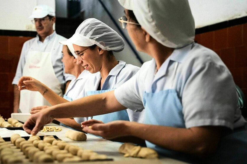 Arbeiterinnen formen Teig in einem Süßwaren-Handwerksbetrieb in Andalusien