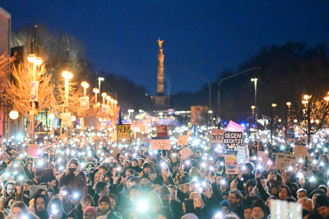 Lichtermeer-Demonstration vor der Siegessäule