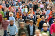 Viele Kinder stehen gedrängt auf einem Schulhof.