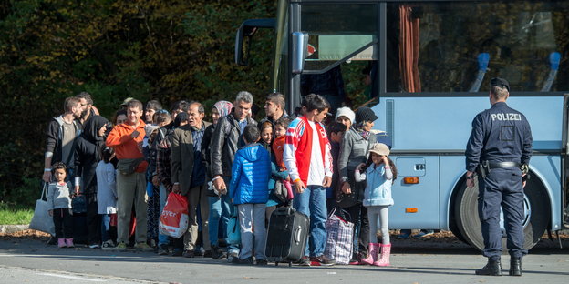 Flüchtlinge neben einem Bus nahe Passau.