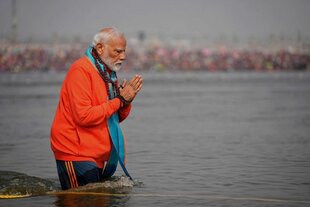 Der indische Premierminister Narendra Modi betet nach dem rituellen heiligen Bad am Sangam, dem Zusammenfluss von Ganges, Yamuna und der mythischen Saraswati während des Maha Kumbh Mela Festivals in Prayagraj