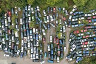 Ausgediente Verbrenner-Autos auf einem Schrottplatz