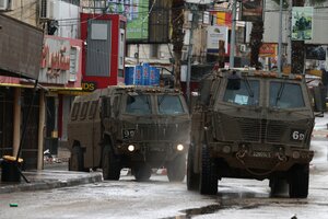 Zwei israelische Militärfahrzeuge fahren durch Dschenin