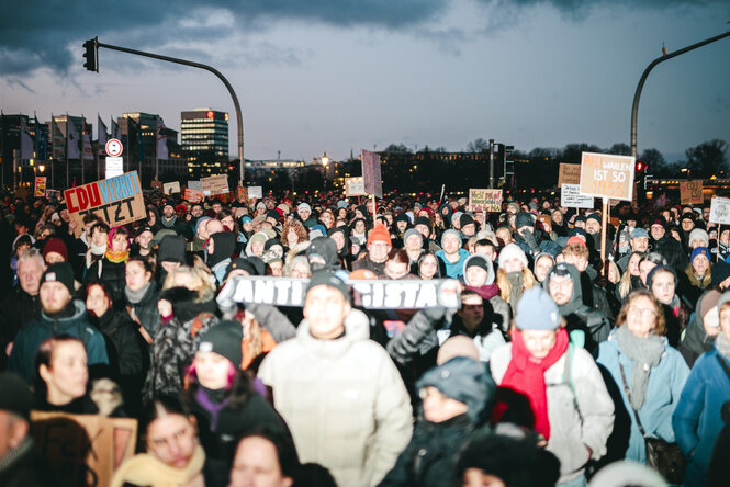 Viele Personen bei einer Demonstration.