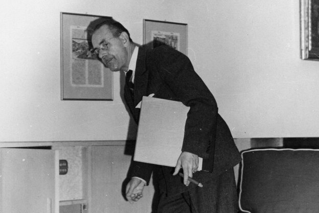 Thomas Mann mit Unterlagen unter dem Arm.