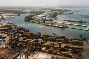 Frachtcontainer stapeln sich, während Kräne Container von Frachtschiffen im Cristobal-Hafen der Panama Ports Company in Colon be- und entladen