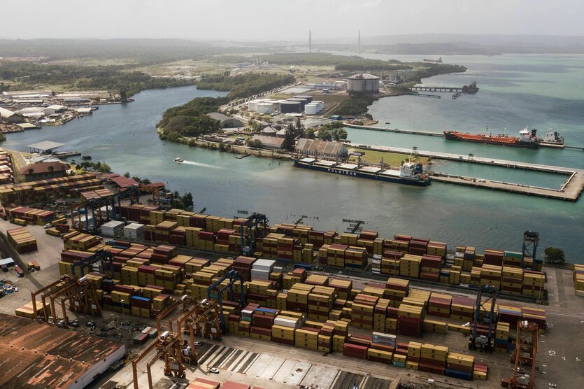 Frachtcontainer stapeln sich, während Kräne Container von Frachtschiffen im Cristobal-Hafen der Panama Ports Company in Colon be- und entladen