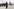 Eine junge Frau steht im mantel auf einer Brücke in Dresden